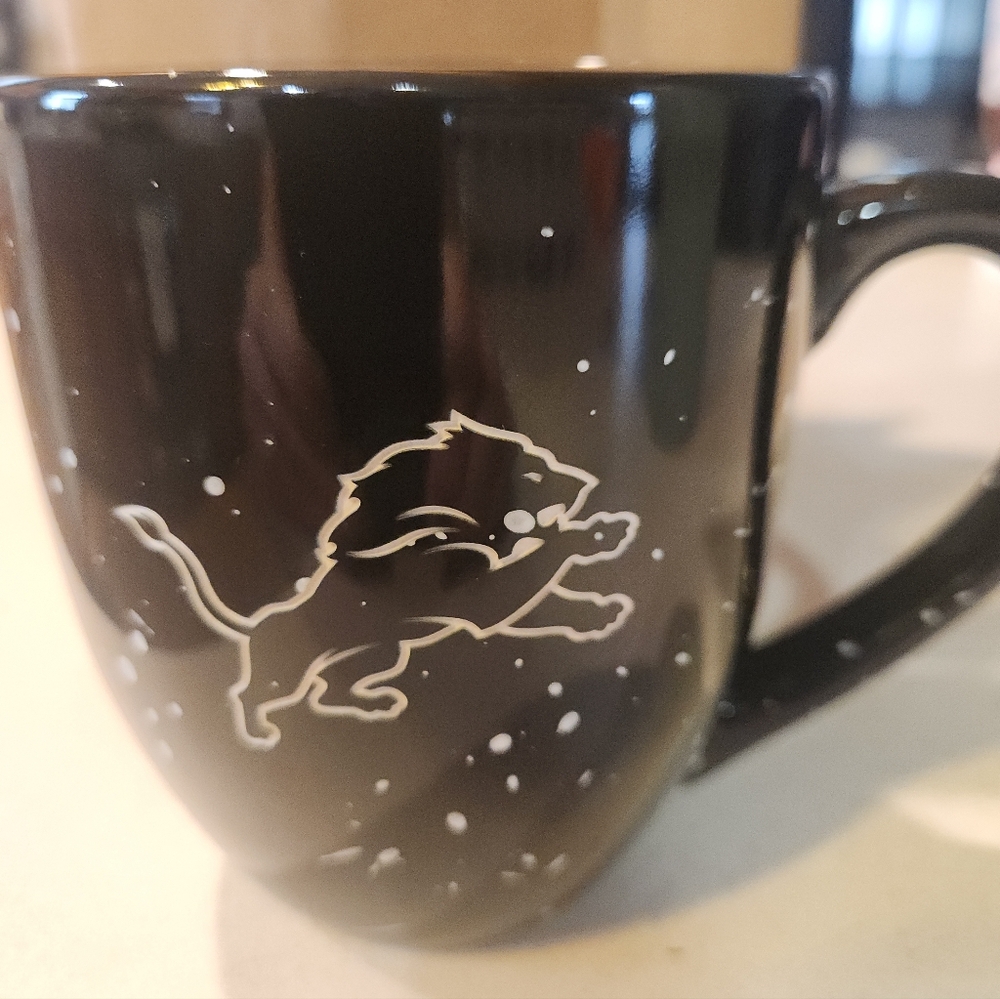 Black Speckled 16oz Ceramic Mug with Detroit Lion Design